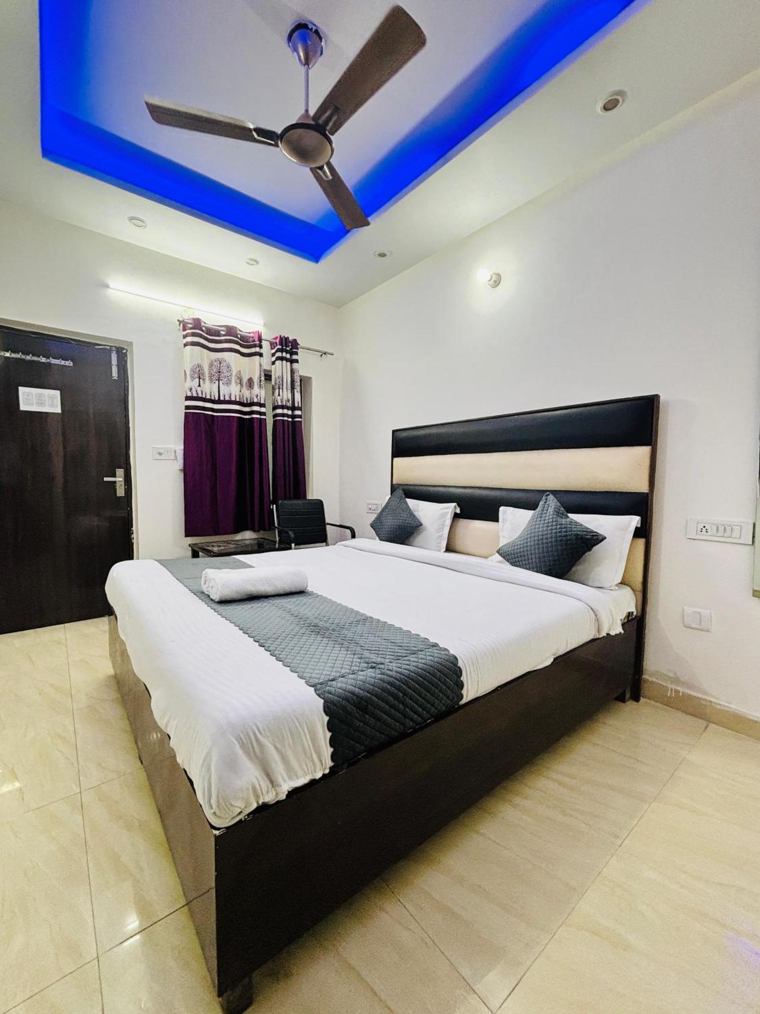 Hotel Kb Square Near Chandigarh Railway Station 객실 사진