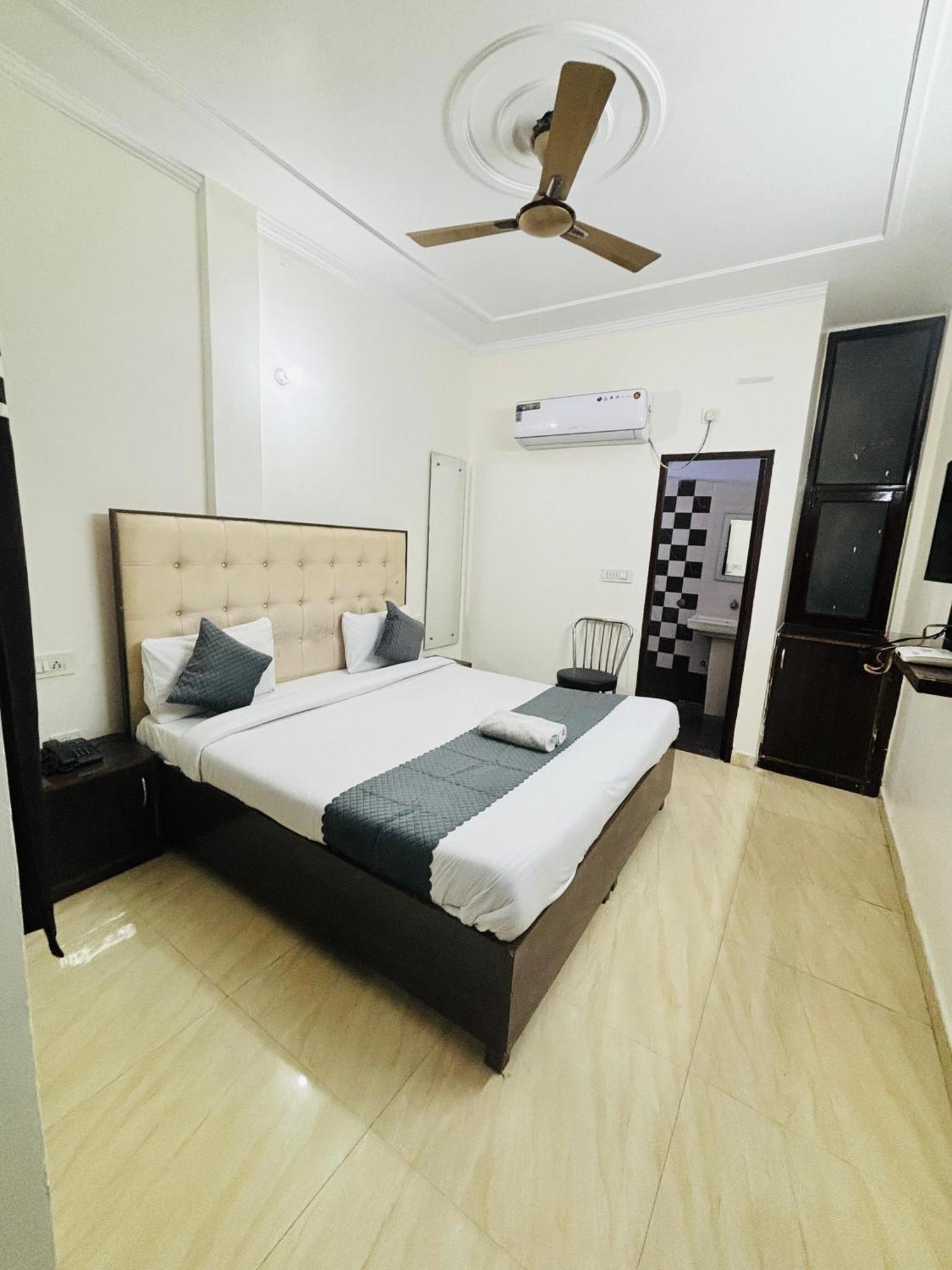 Hotel Kb Square Near Chandigarh Railway Station 객실 사진