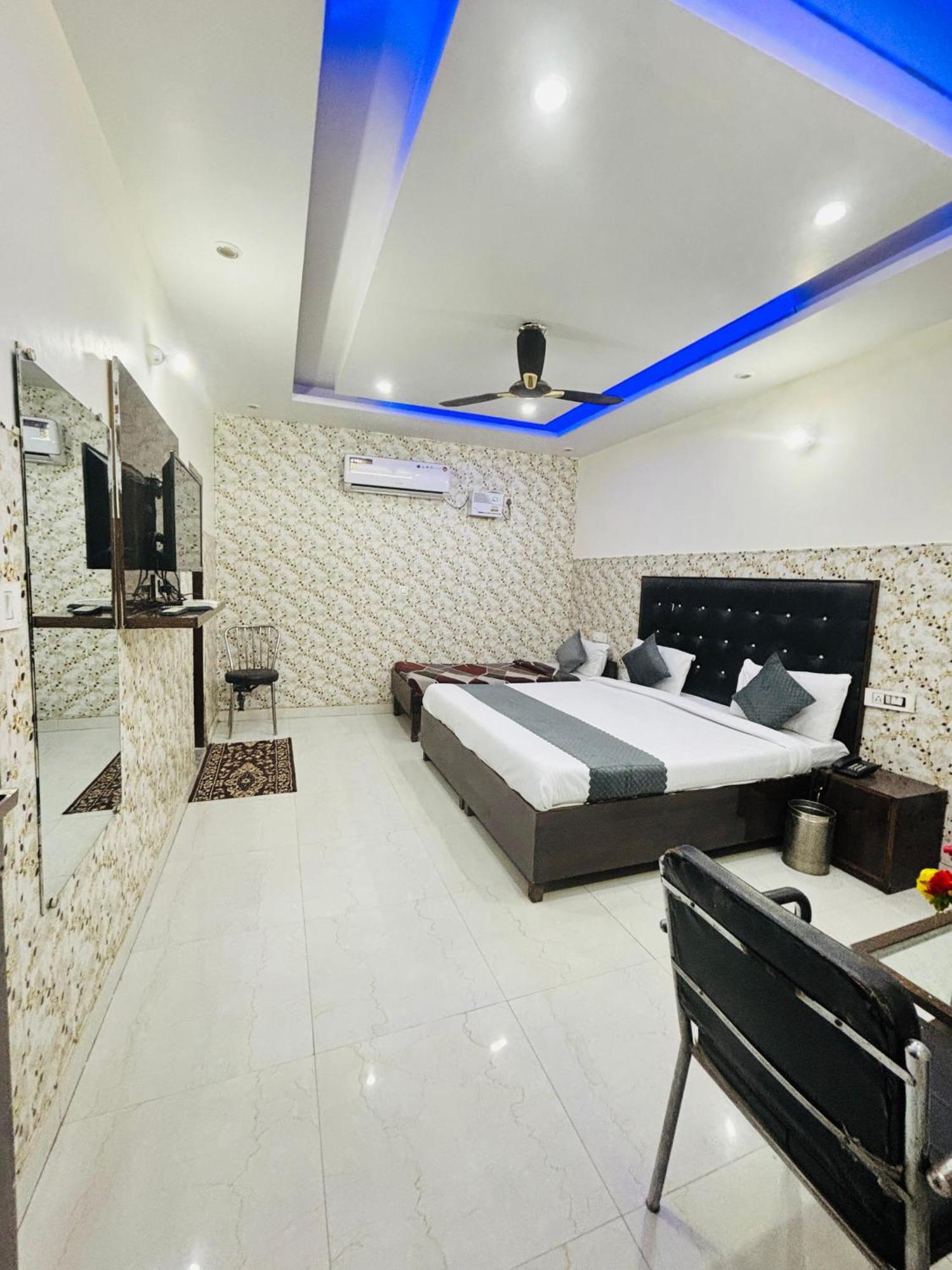 Hotel Kb Square Near Chandigarh Railway Station 객실 사진