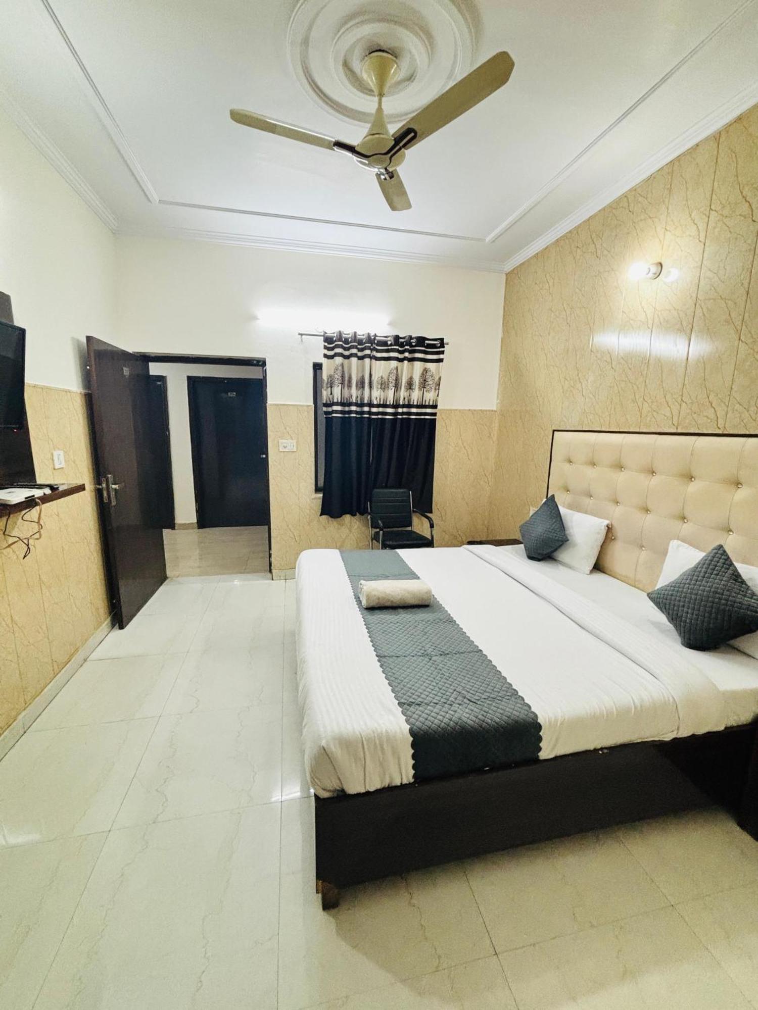 Hotel Kb Square Near Chandigarh Railway Station 객실 사진